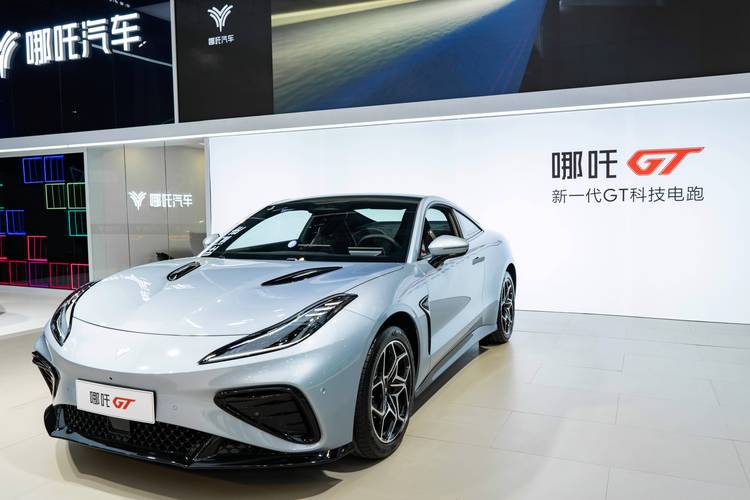 成都183哪吒汽车在智能汽车领域的表现，领途汽车在新能源汽车市场中的影响力